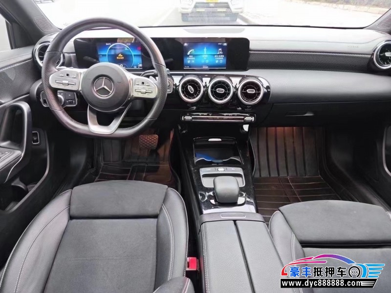 19年奔驰A轿车抵押车出售