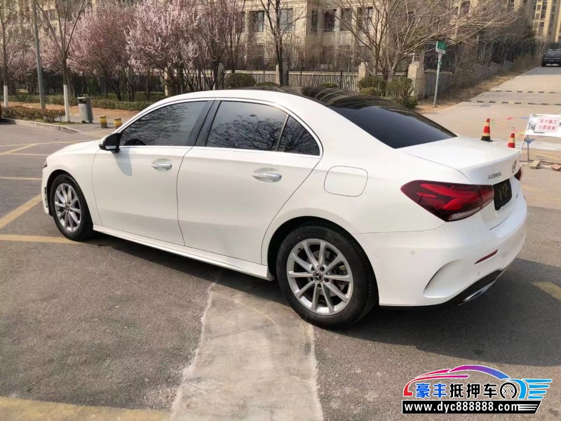 19年奔驰A轿车抵押车出售