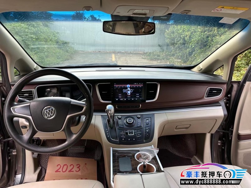 15年别克GL8轿车抵押车出售