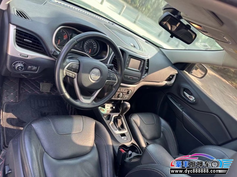 18年Jeep自由光轿车抵押车出售