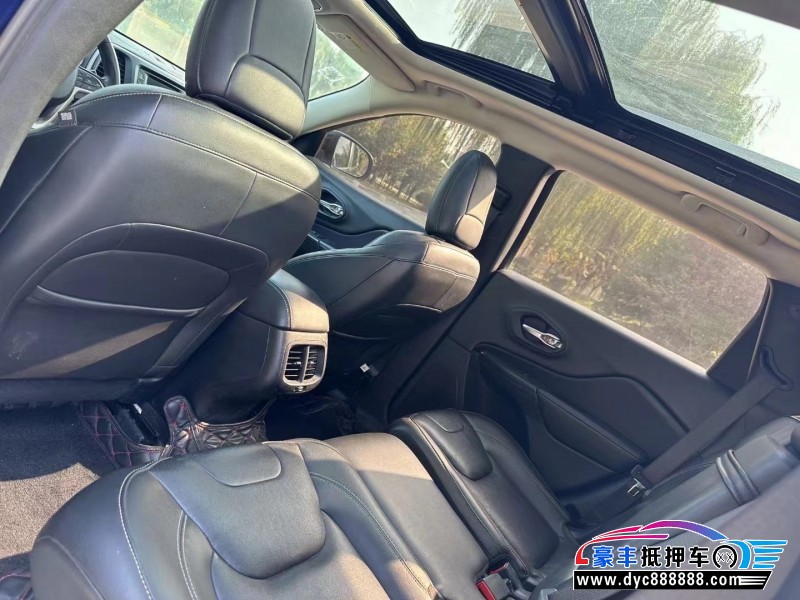 18年Jeep自由光轿车抵押车出售