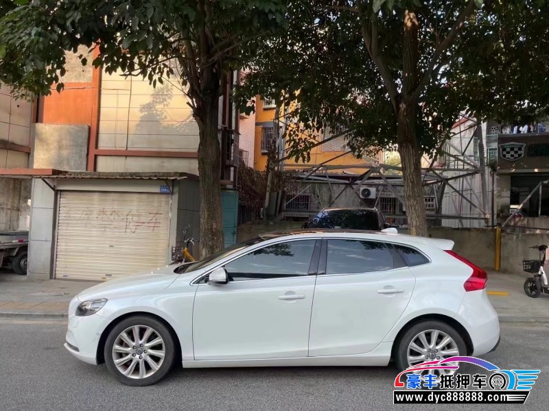 14年沃尔沃V40轿车抵押车出售