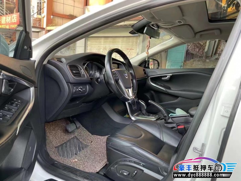 14年沃尔沃V40轿车抵押车出售