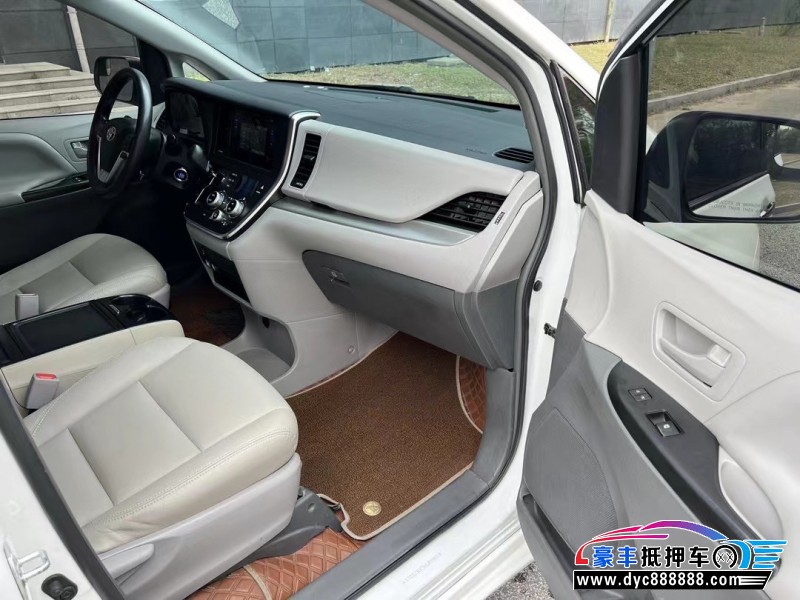 17年丰田塞纳轿车抵押车出售