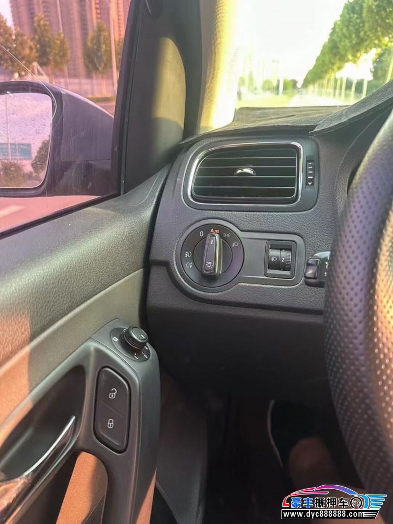 15年大众polo轿车抵押车出售