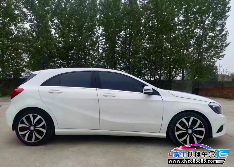 14年奔驰A轿车抵押车出售