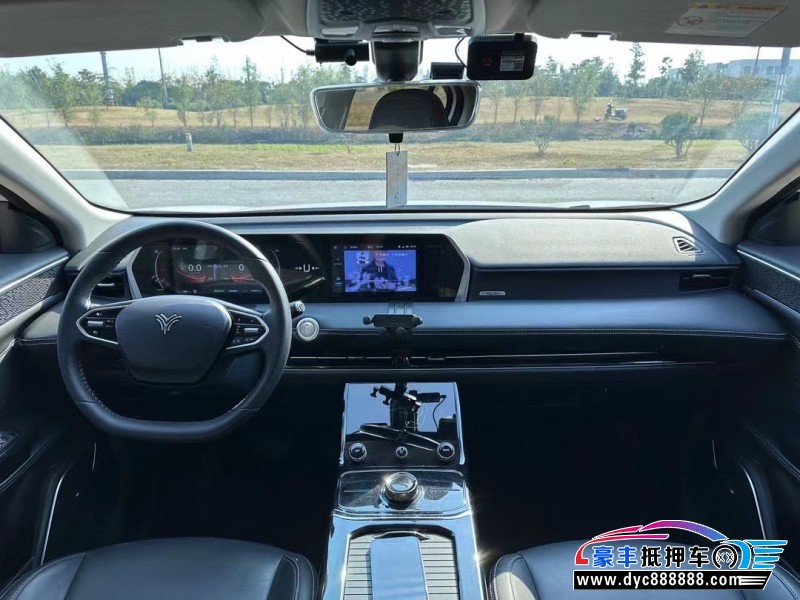 23年哪吒U轿车抵押车出售