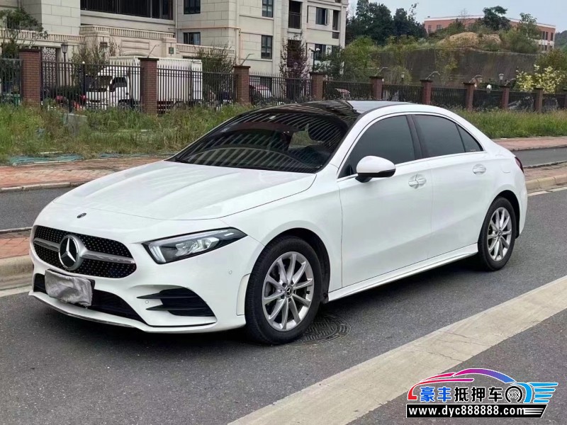 19年奔驰A轿车抵押车出售