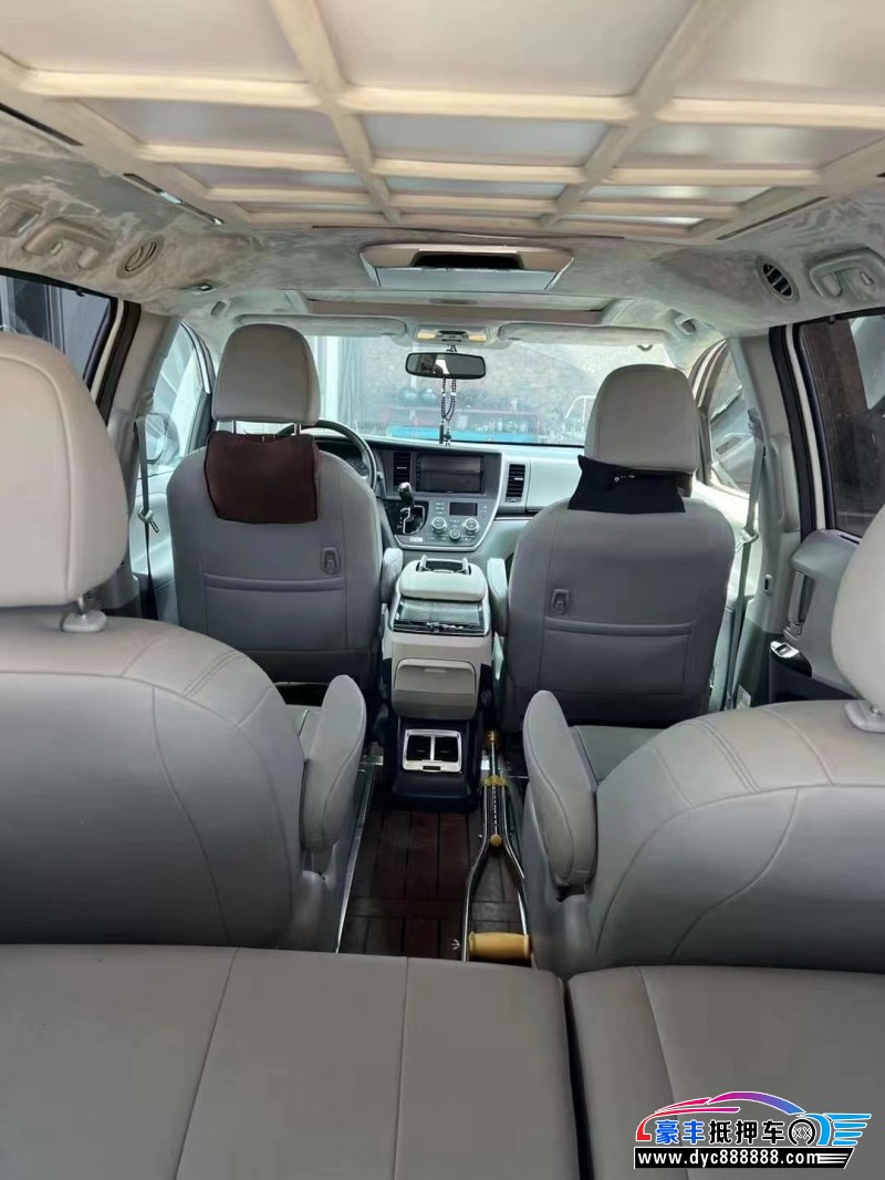 20年丰田塞纳轿车抵押车出售