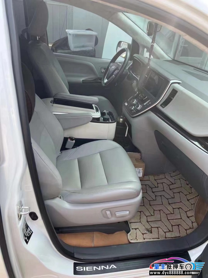 20年丰田塞纳轿车抵押车出售