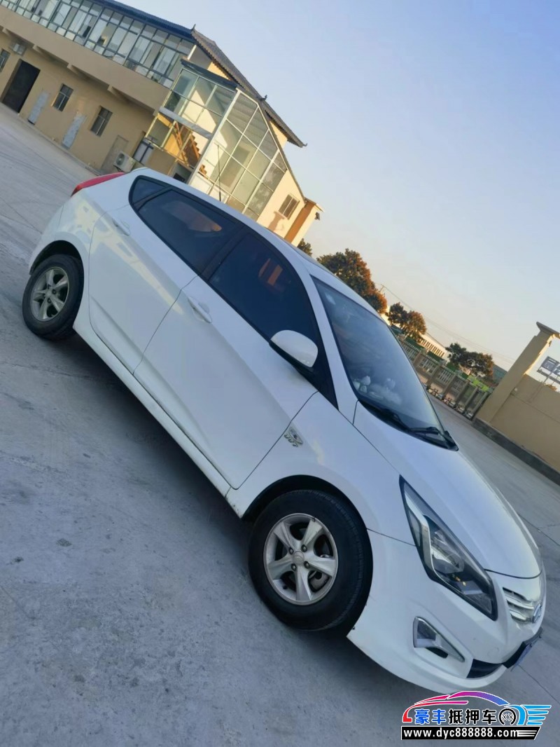 16年现代瑞奕轿车抵押车出售