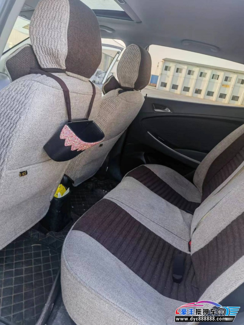 16年现代瑞奕轿车抵押车出售