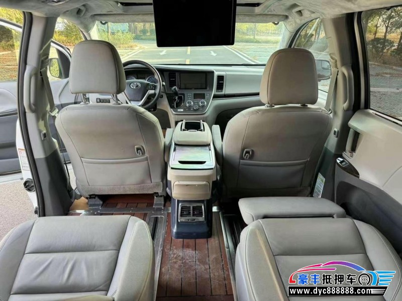 20年丰田塞纳轿车抵押车出售