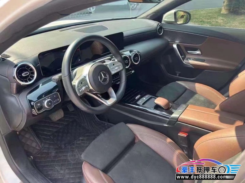 19年奔驰A轿车抵押车出售