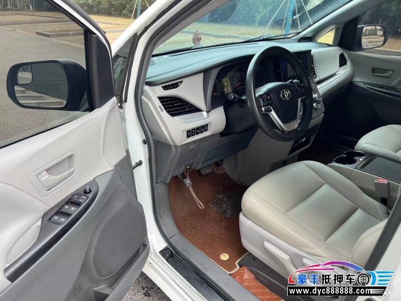 17年丰田塞纳轿车抵押车出售