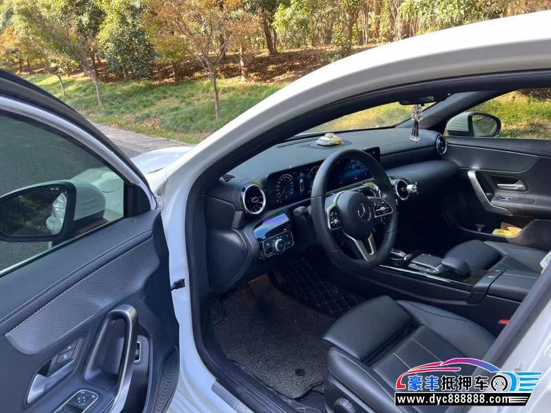 21年奔驰A轿车抵押车出售