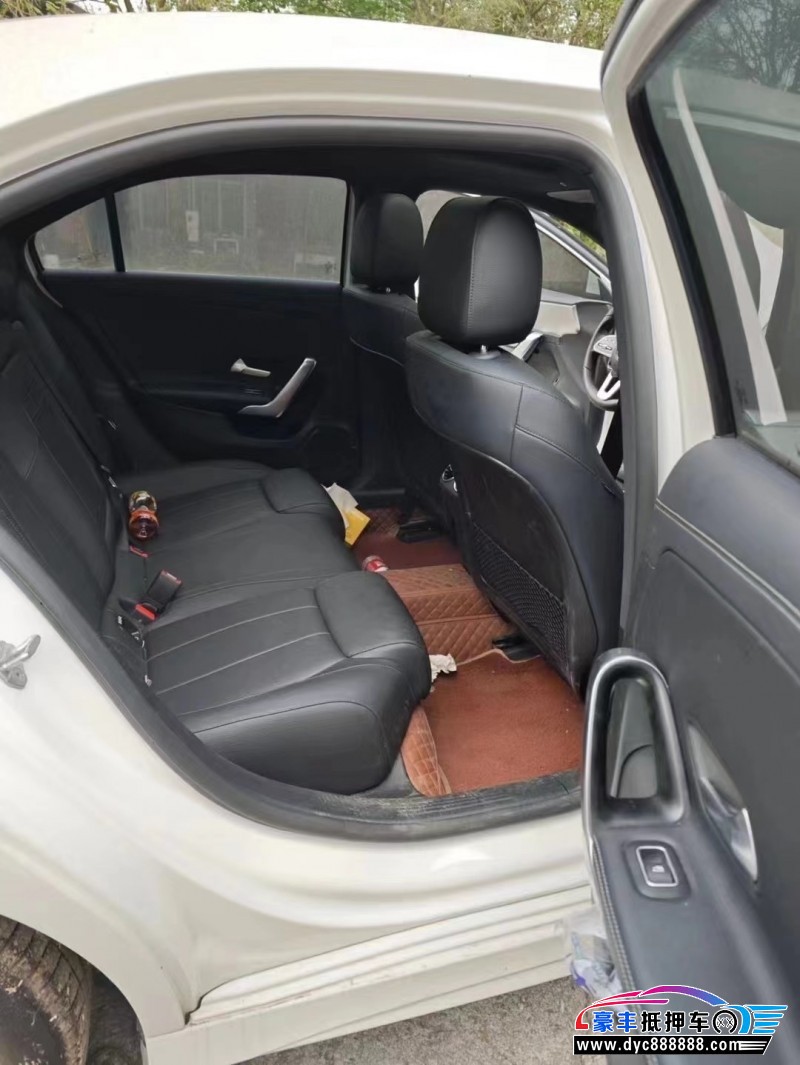 22年奔驰A轿车抵押车出售