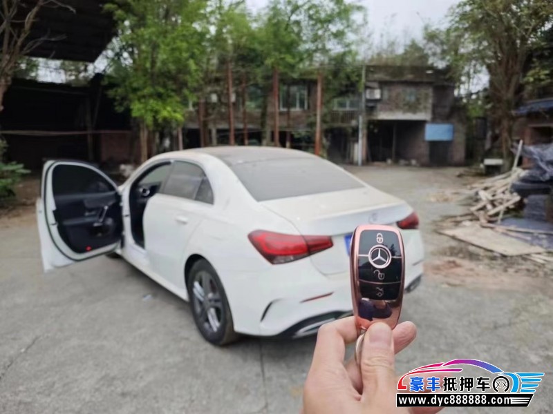 22年奔驰A轿车抵押车出售