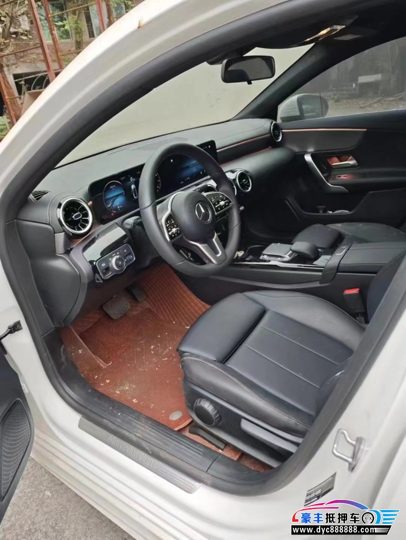 22年奔驰A轿车抵押车出售