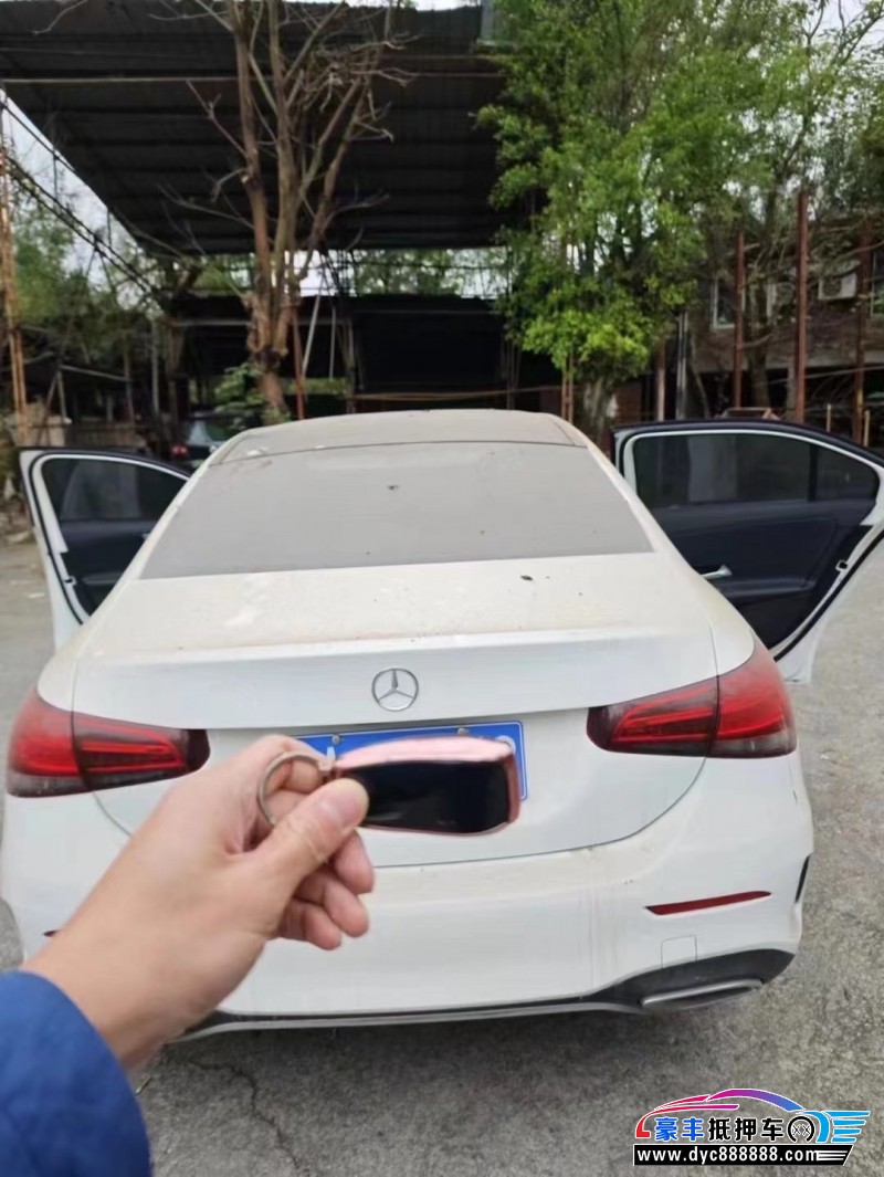 22年奔驰A轿车抵押车出售