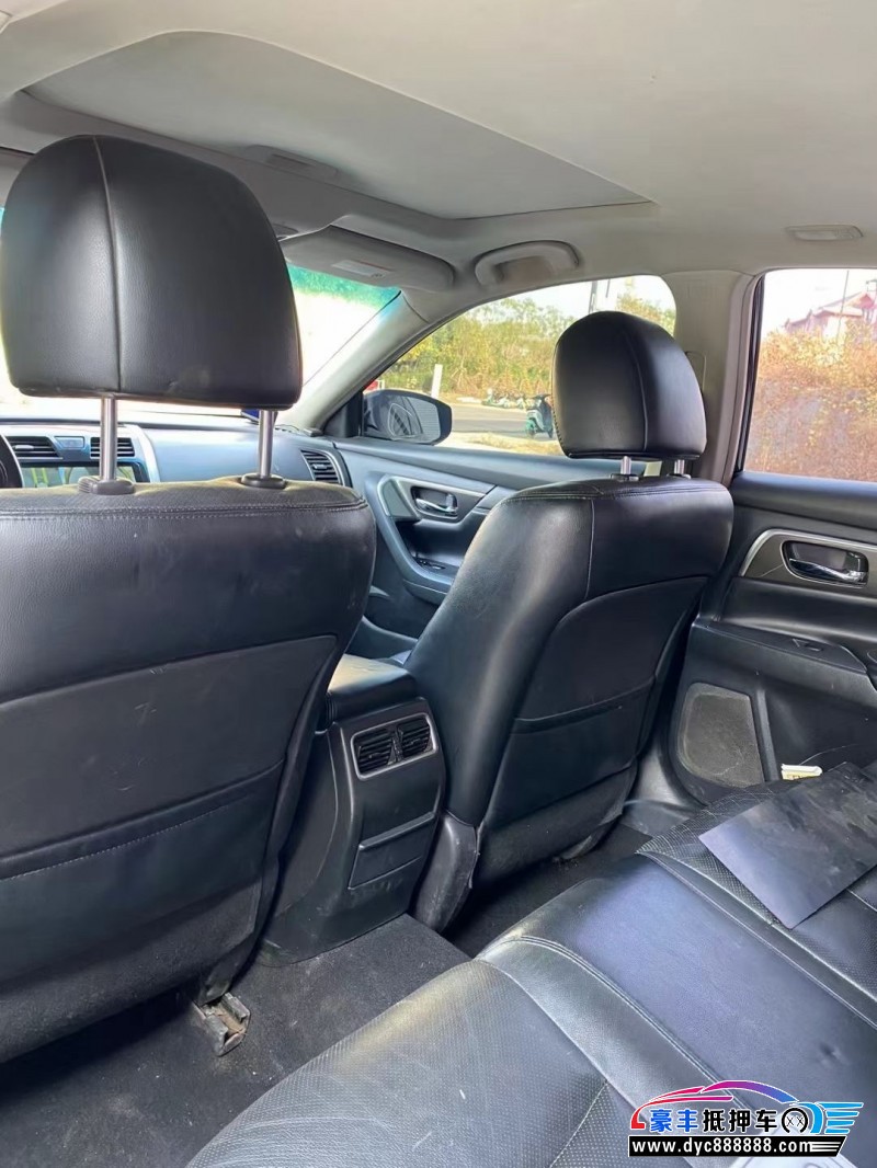 14年日产天籁轿车抵押车出售