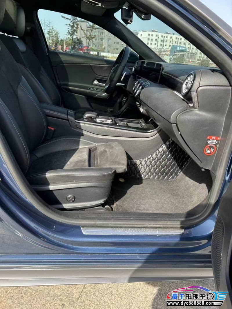 19年奔驰A轿车抵押车出售