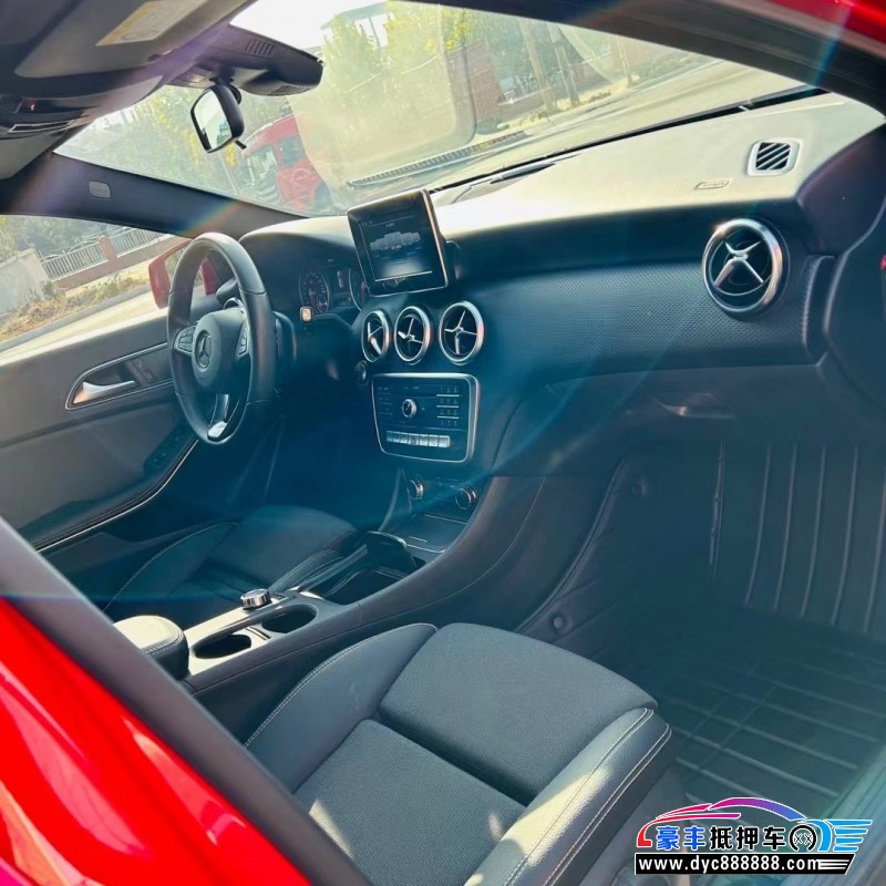 17年奔驰A轿车抵押车出售