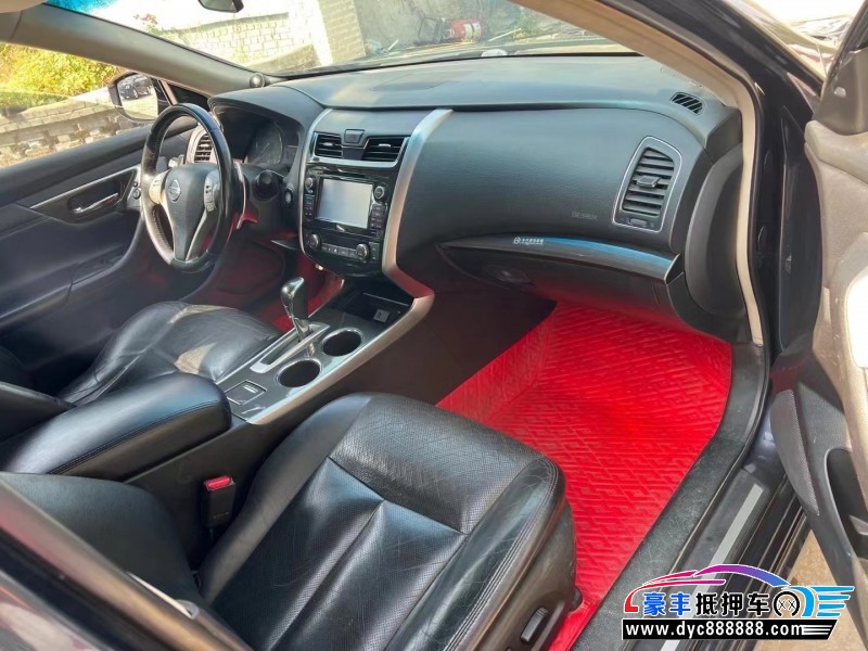 13年日产天籁轿车抵押车出售