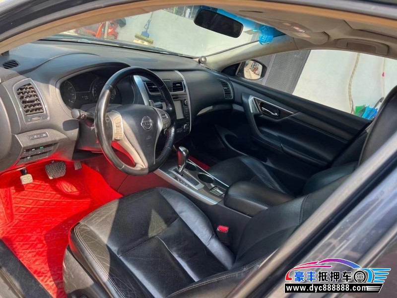 13年日产天籁轿车抵押车出售