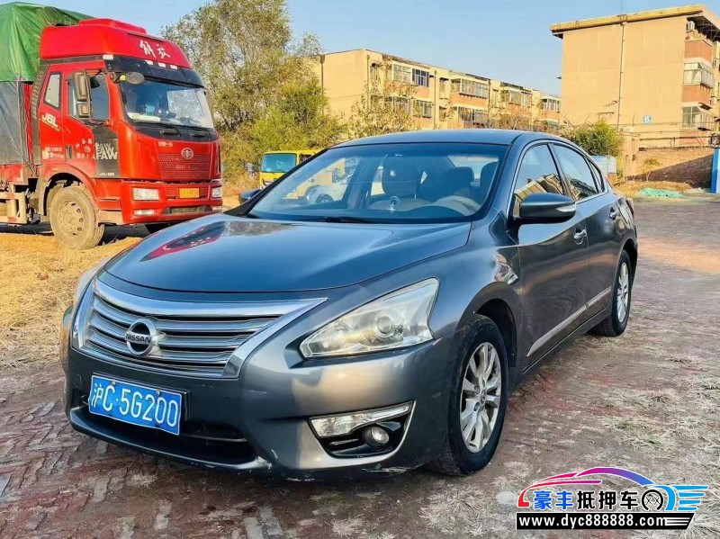 13年日产天籁轿车抵押车出售