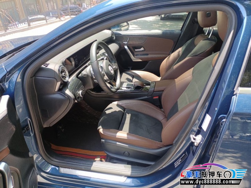 19年奔驰A轿车抵押车出售