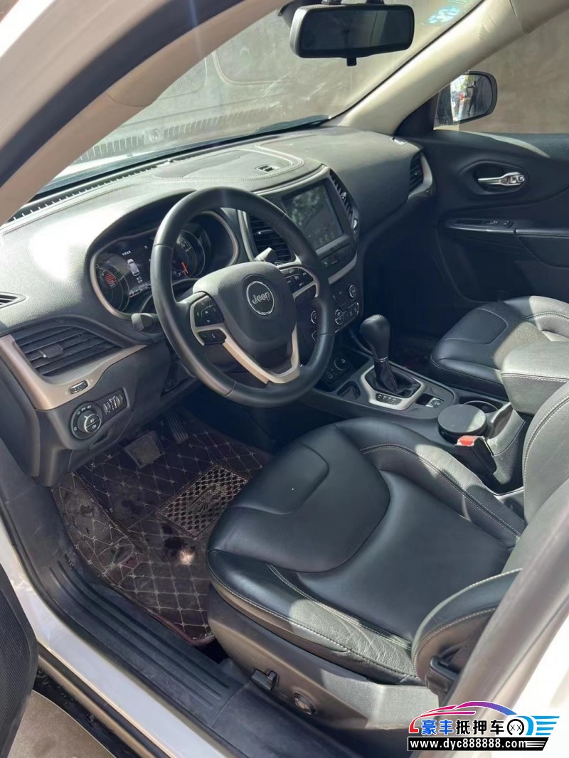 18年Jeep自由光轿车抵押车出售