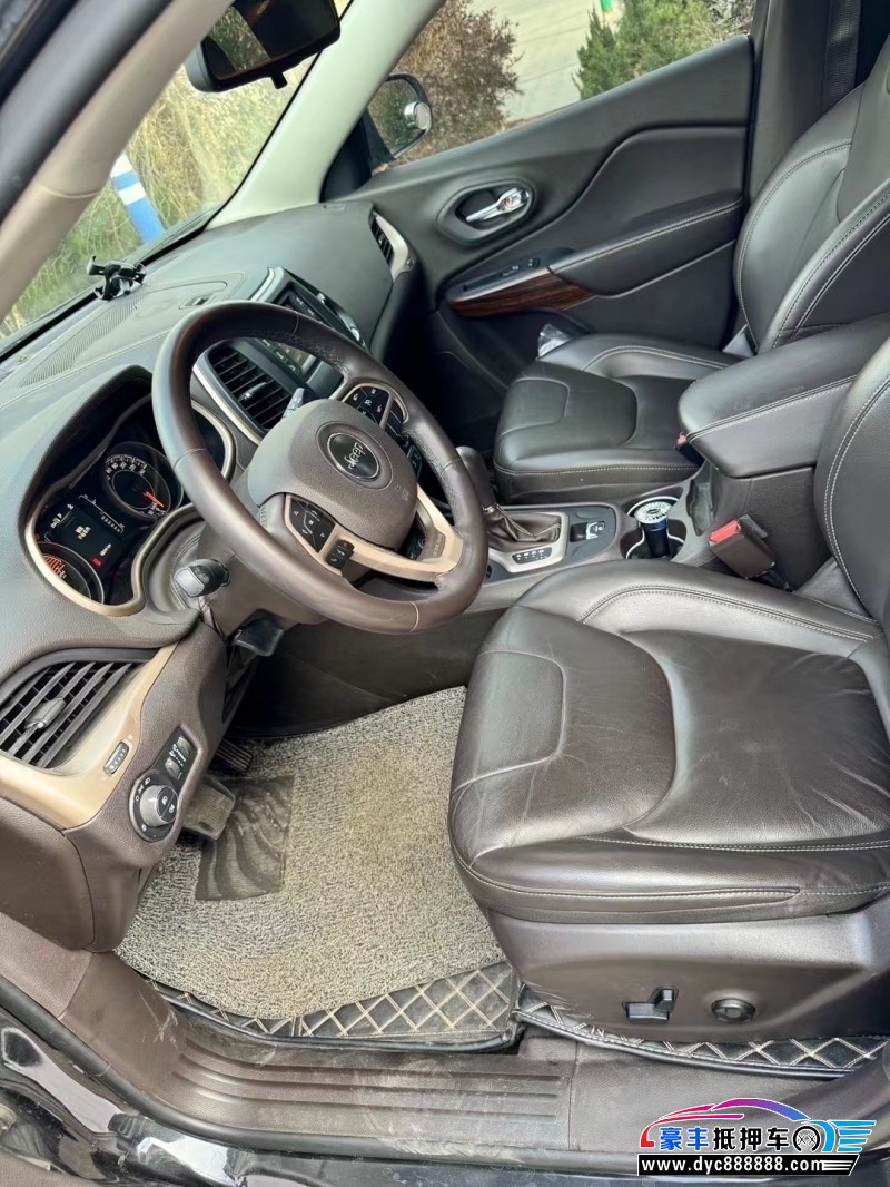 18年Jeep自由光轿车抵押车出售