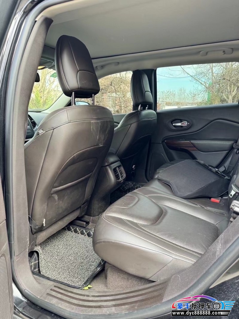 18年Jeep自由光轿车抵押车出售