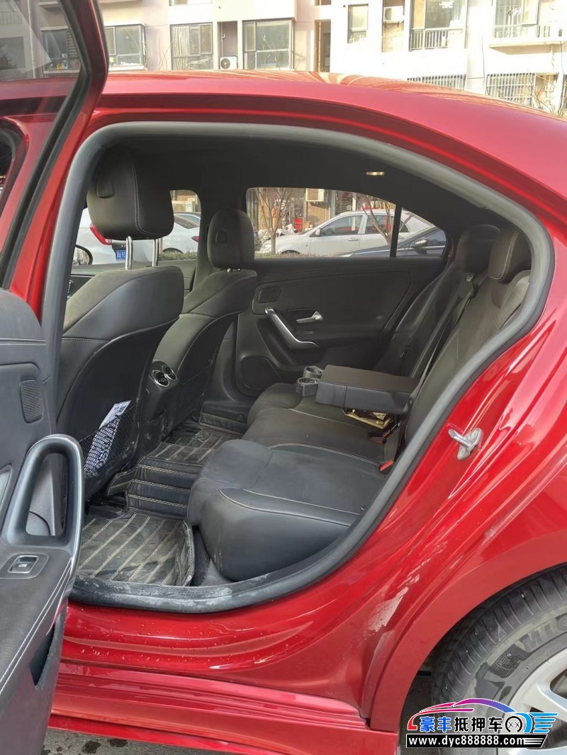 19年奔驰A轿车抵押车出售