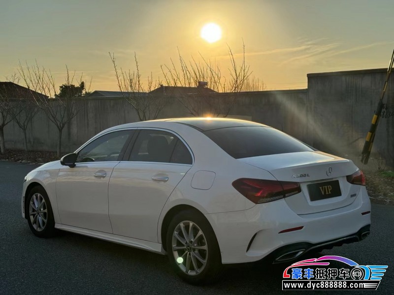 21年奔驰A轿车抵押车出售