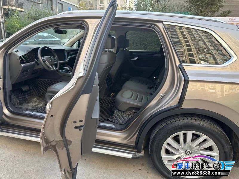 18年大众途锐轿车抵押车出售