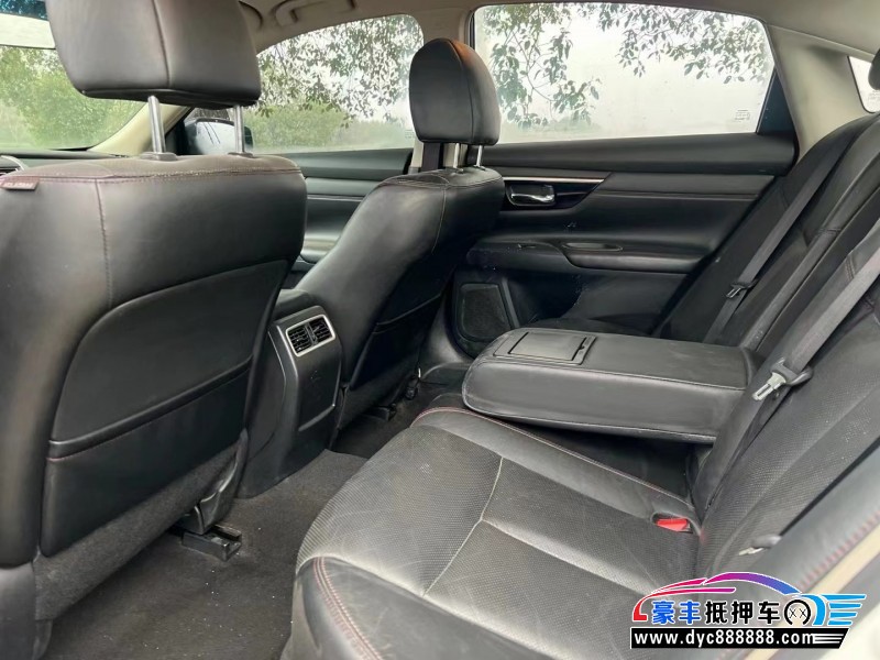 17年日产天籁轿车抵押车出售