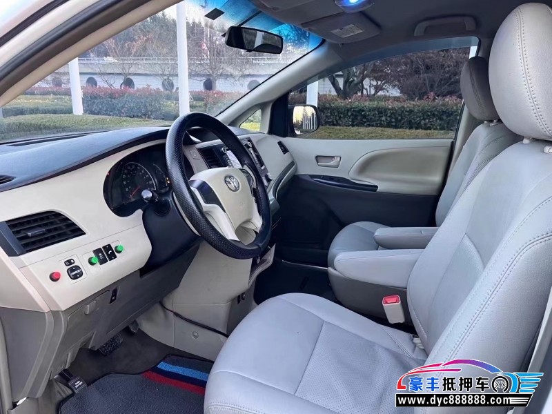 13年丰田塞纳轿车抵押车出售