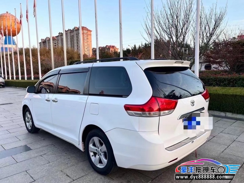 13年丰田塞纳轿车抵押车出售