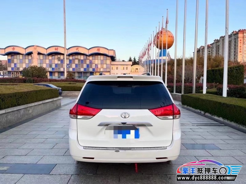 13年丰田塞纳轿车抵押车出售