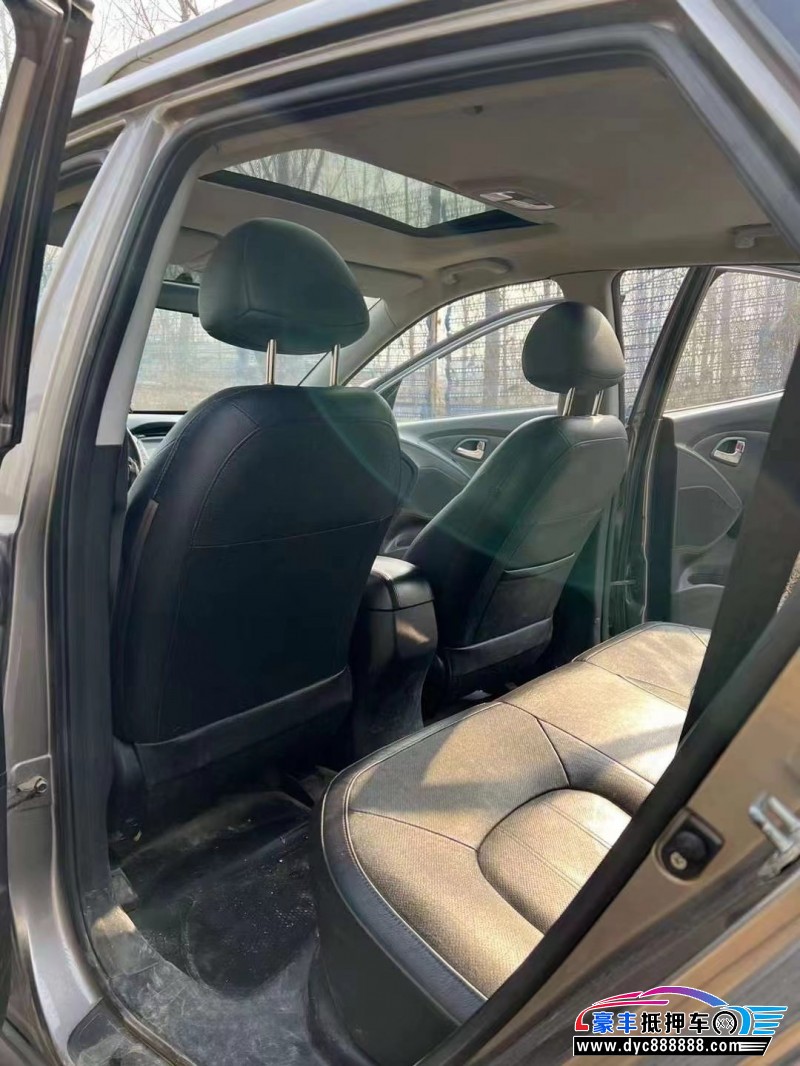 13年现代ix35轿车抵押车出售