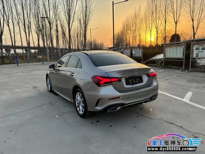 19年奔驰A轿车抵押车出售