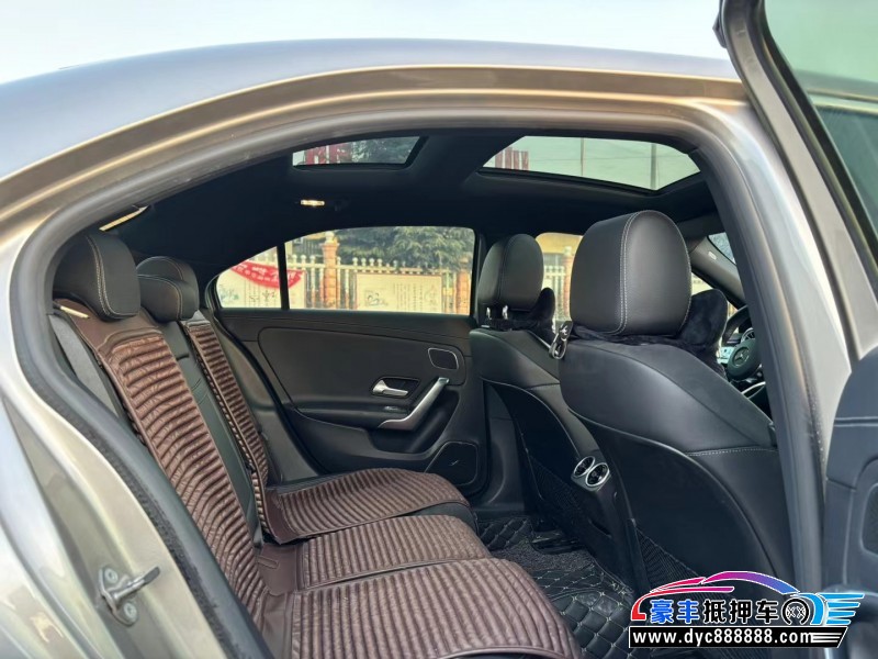 19年奔驰A轿车抵押车出售