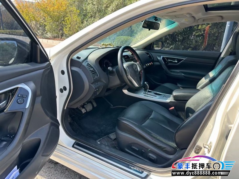 17年日产天籁轿车抵押车出售