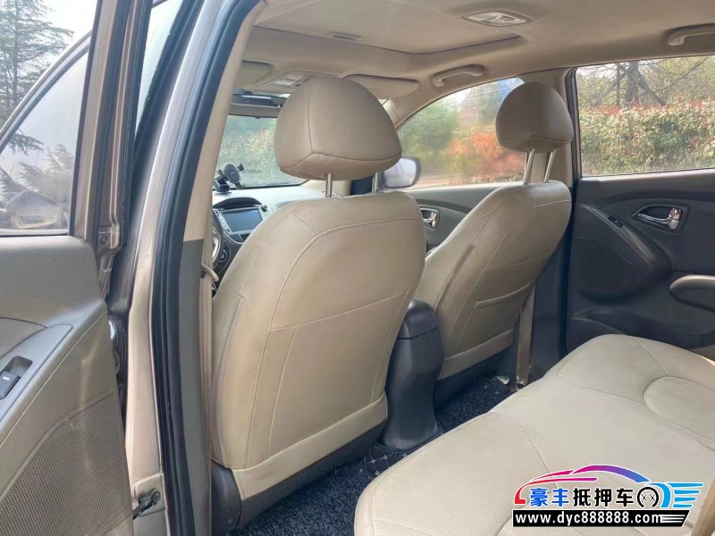 13年现代ix35轿车抵押车出售