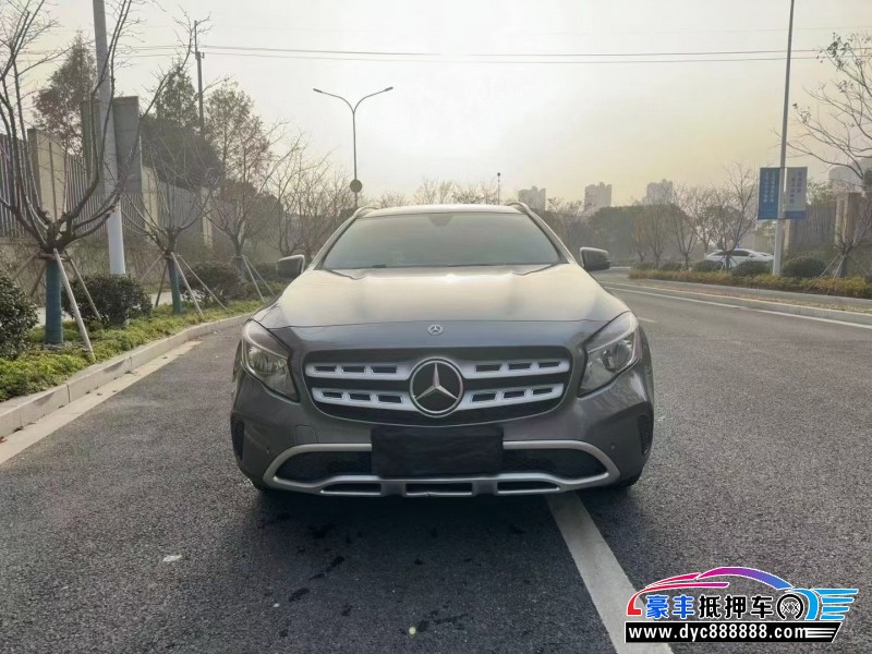 18年奔驰GLA轿车抵押车出售