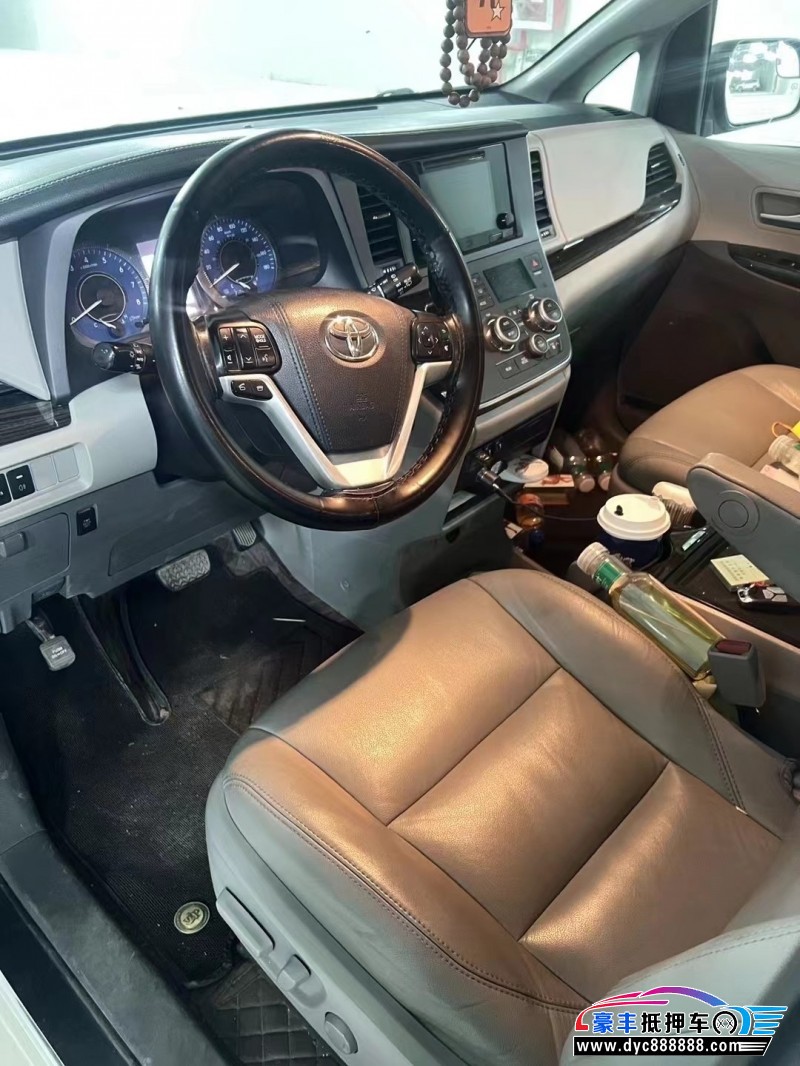 17年丰田塞纳轿车抵押车出售