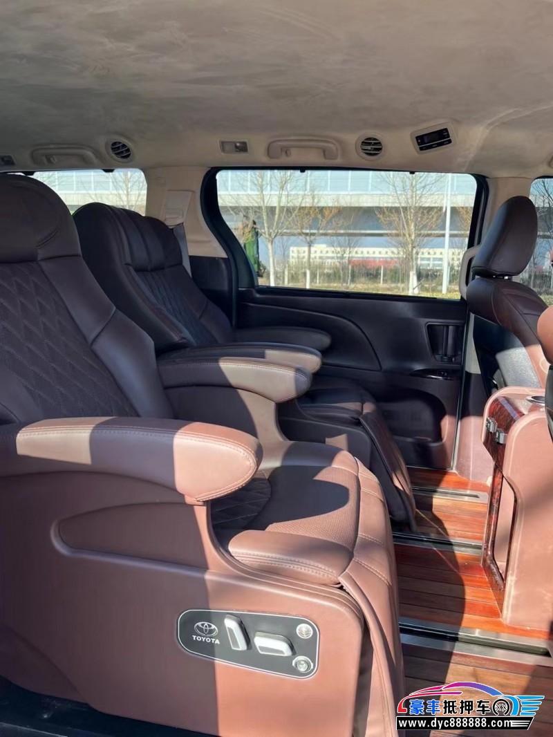 18年丰田塞纳轿车抵押车出售