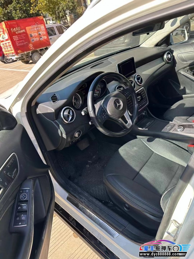 15年奔驰GLA轿车抵押车出售